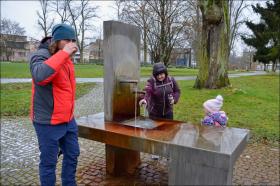 V parku u prameníku