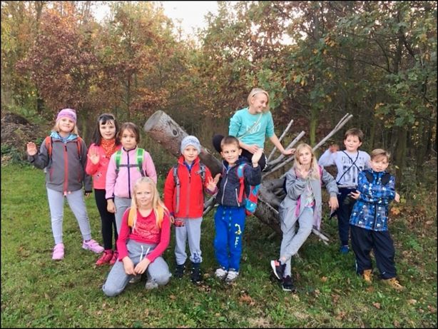 Děti na&nbsp;vycházce skuopina